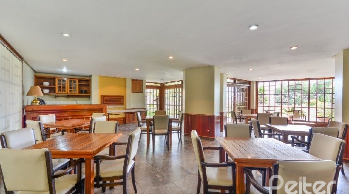 Apartamento à venda com 246m², 3 dormitórios, 1 suíte, 2 vagas, no bairro Cristal em Porto Alegre