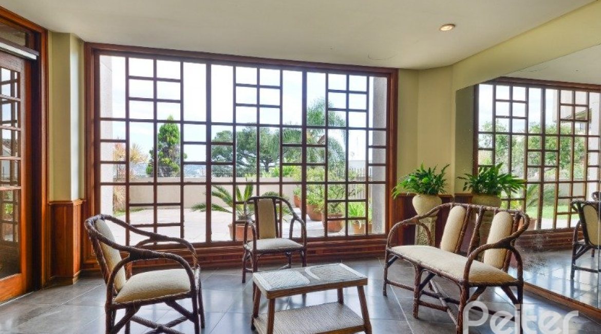 Apartamento à venda com 246m², 3 dormitórios, 1 suíte, 2 vagas, no bairro Cristal em Porto Alegre