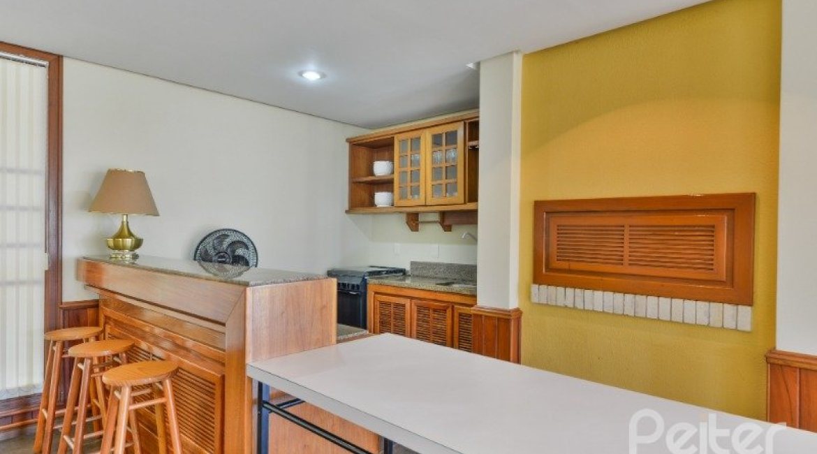 Apartamento à venda com 246m², 3 dormitórios, 1 suíte, 2 vagas, no bairro Cristal em Porto Alegre