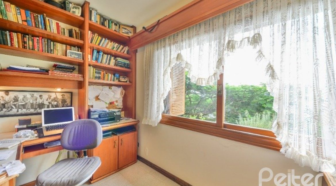 Apartamento à venda com 246m², 3 dormitórios, 1 suíte, 2 vagas, no bairro Cristal em Porto Alegre