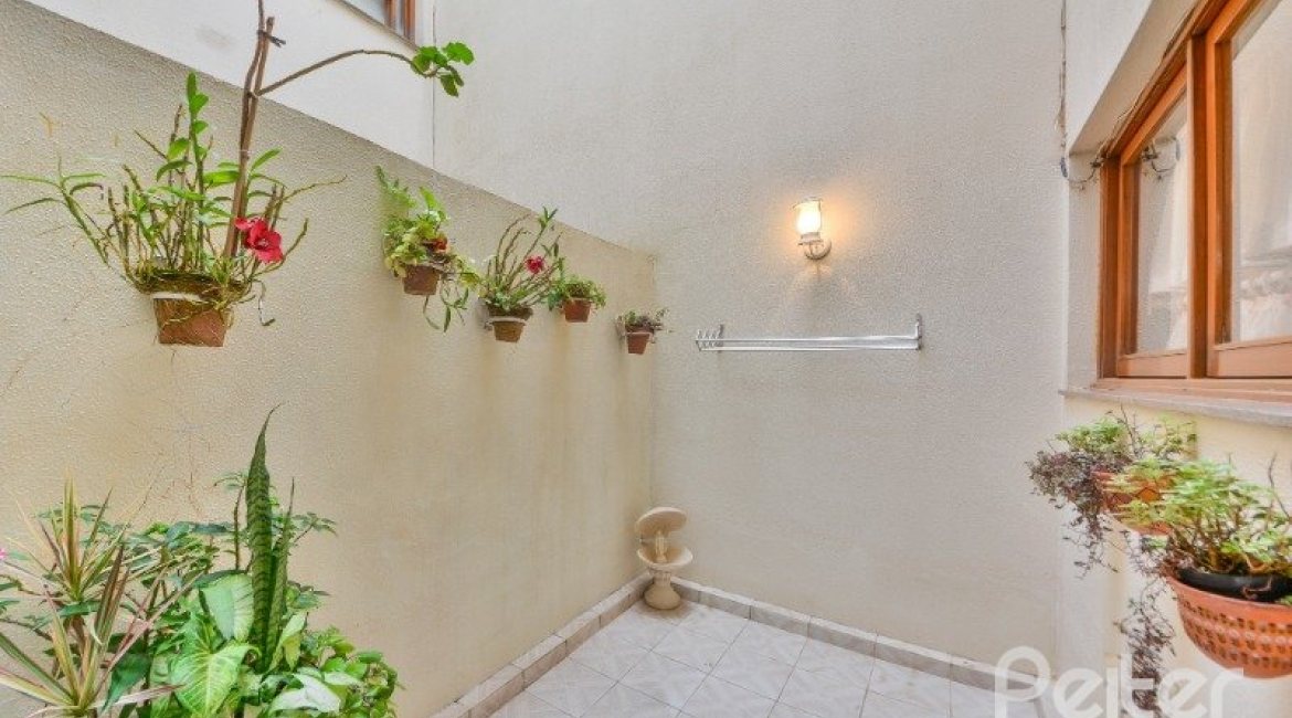 Apartamento à venda com 246m², 3 dormitórios, 1 suíte, 2 vagas, no bairro Cristal em Porto Alegre