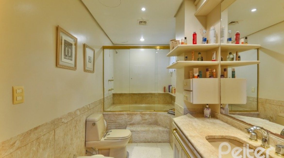 Apartamento à venda com 246m², 3 dormitórios, 1 suíte, 2 vagas, no bairro Cristal em Porto Alegre