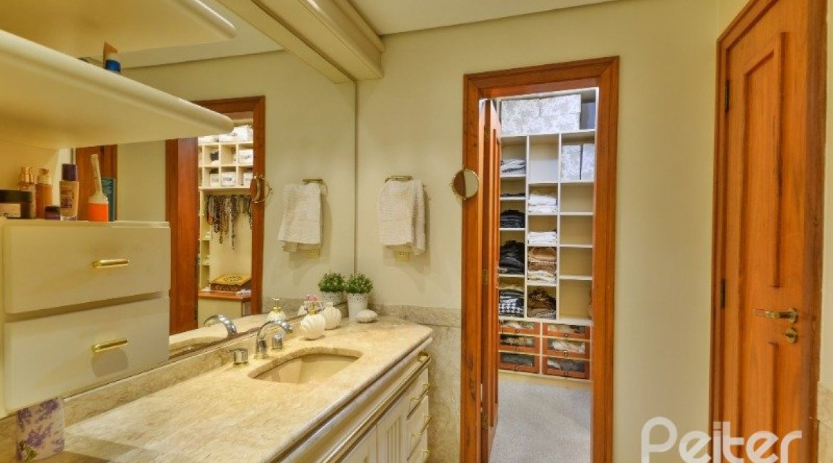 Apartamento à venda com 246m², 3 dormitórios, 1 suíte, 2 vagas, no bairro Cristal em Porto Alegre