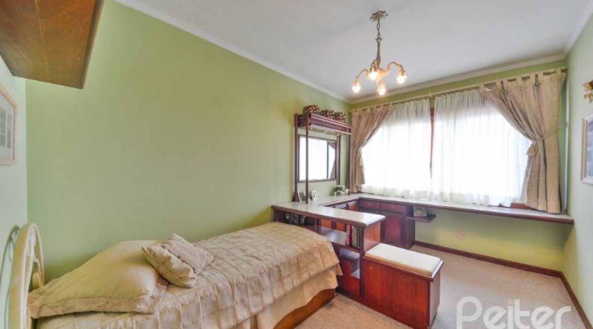 Apartamento à venda com 246m², 3 dormitórios, 1 suíte, 2 vagas, no bairro Cristal em Porto Alegre