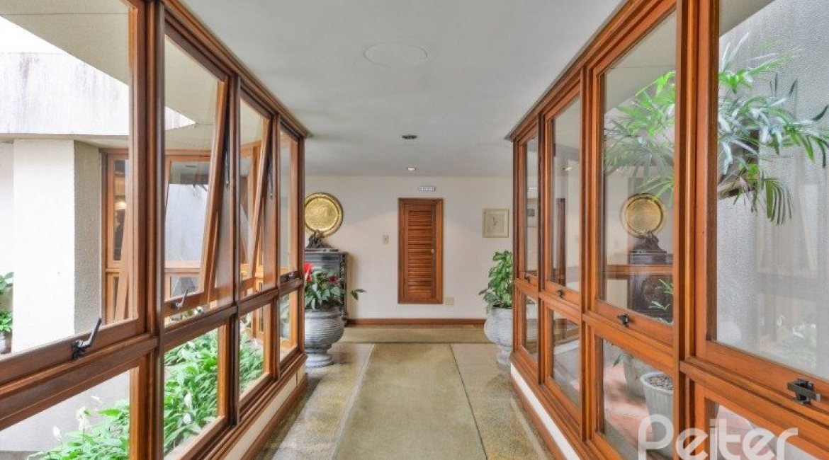 Apartamento à venda com 246m², 3 dormitórios, 1 suíte, 2 vagas, no bairro Cristal em Porto Alegre