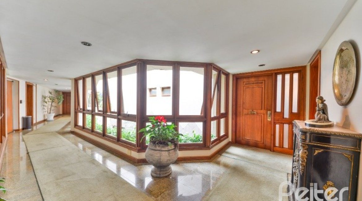 Apartamento à venda com 246m², 3 dormitórios, 1 suíte, 2 vagas, no bairro Cristal em Porto Alegre