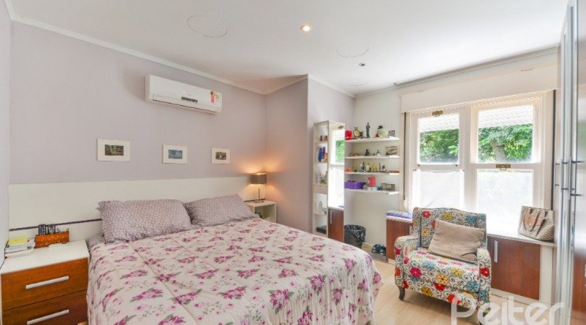 Casa em Condomínio à venda com 257m², 3 dormitórios, 1 suíte, 3 vagas, no bairro Tristeza em PORTO ALEGRE