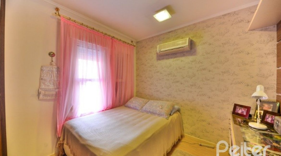 Casa em Condomínio à venda com 257m², 3 dormitórios, 1 suíte, 3 vagas, no bairro Tristeza em PORTO ALEGRE