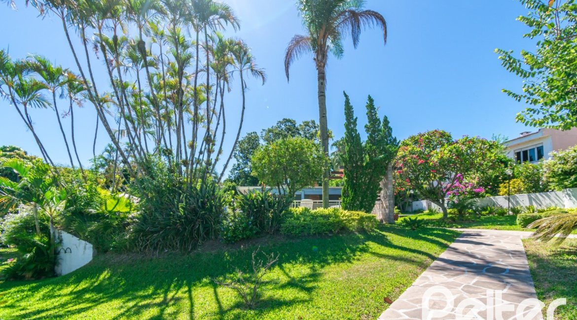 Casa em Condomínio à venda com 229m², 3 dormitórios, 1 suíte, 3 vagas, no bairro Tristeza em Porto Alegre