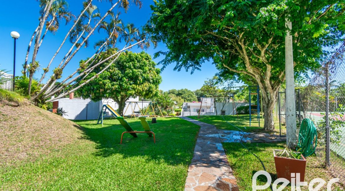 Casa em Condomínio à venda com 229m², 3 dormitórios, 1 suíte, 3 vagas, no bairro Tristeza em Porto Alegre