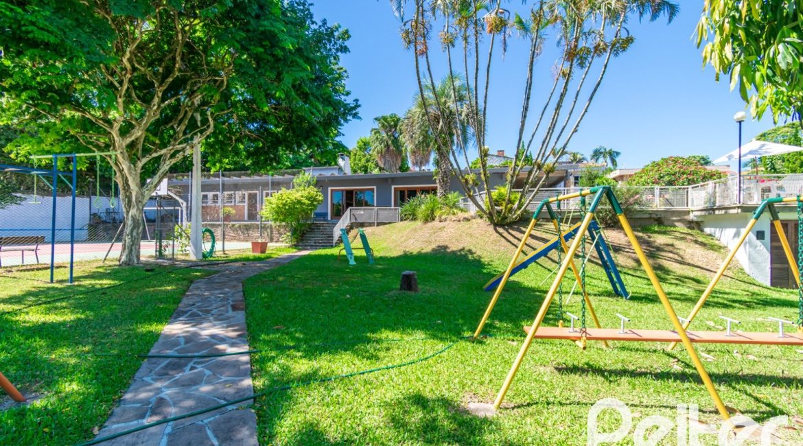 Casa em Condomínio à venda com 229m², 3 dormitórios, 1 suíte, 3 vagas, no bairro Tristeza em Porto Alegre