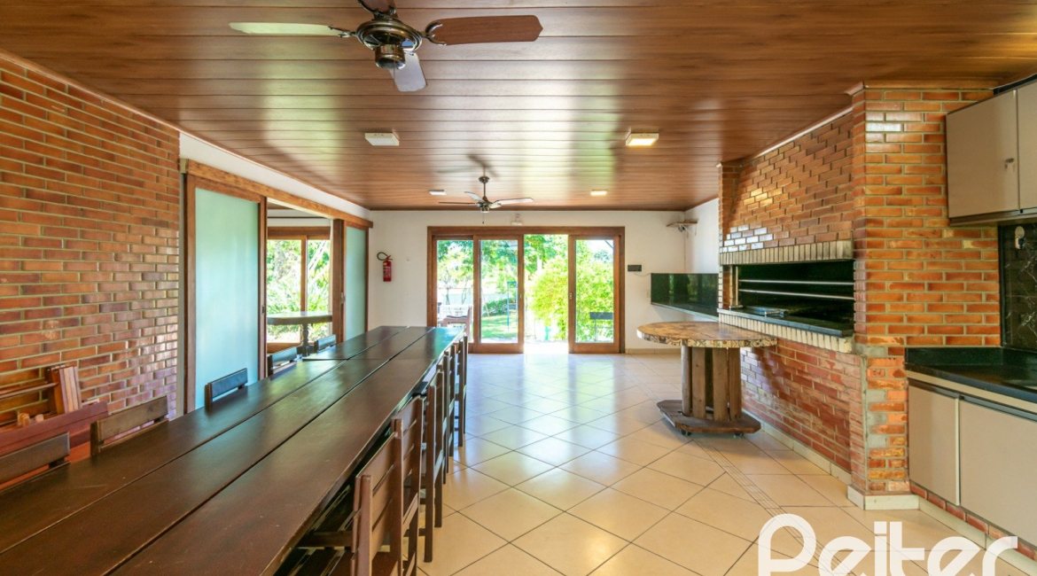 Casa em Condomínio à venda com 229m², 3 dormitórios, 1 suíte, 3 vagas, no bairro Tristeza em Porto Alegre