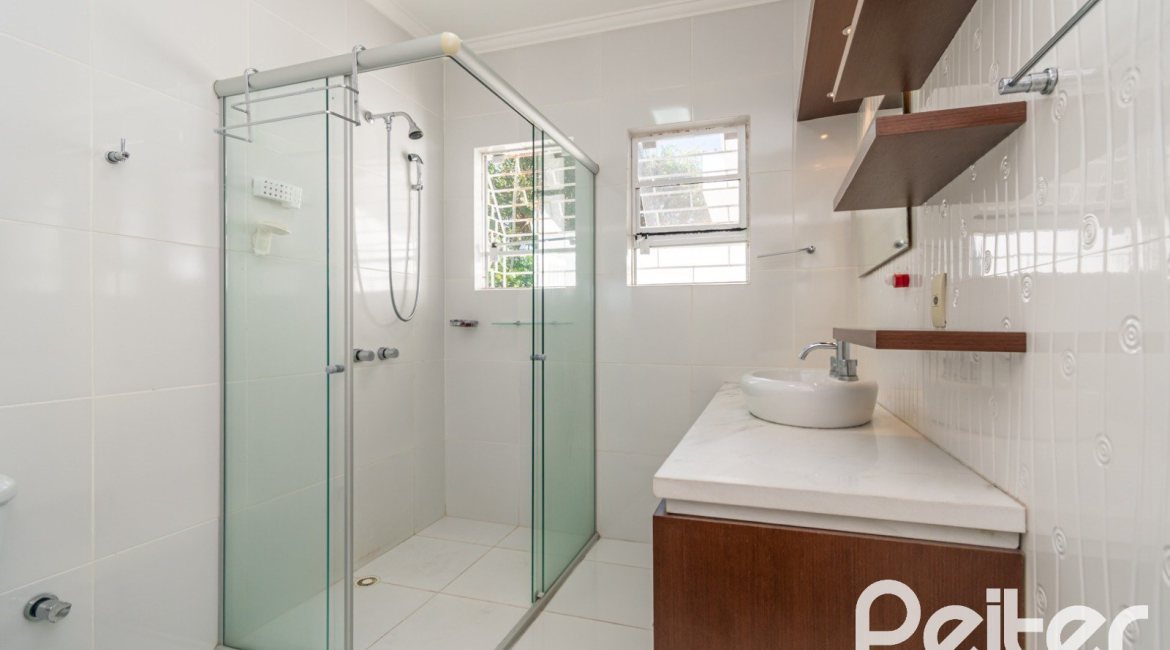 Casa em Condomínio à venda com 229m², 3 dormitórios, 1 suíte, 3 vagas, no bairro Tristeza em Porto Alegre