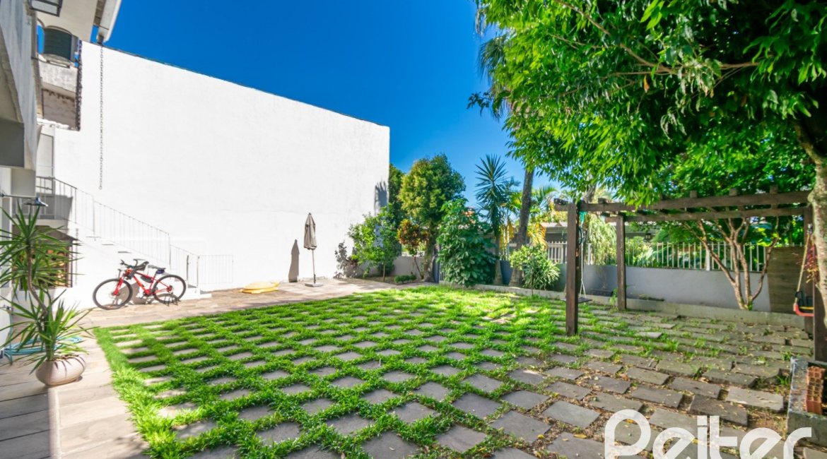 Casa em Condomínio à venda com 229m², 3 dormitórios, 1 suíte, 3 vagas, no bairro Tristeza em Porto Alegre