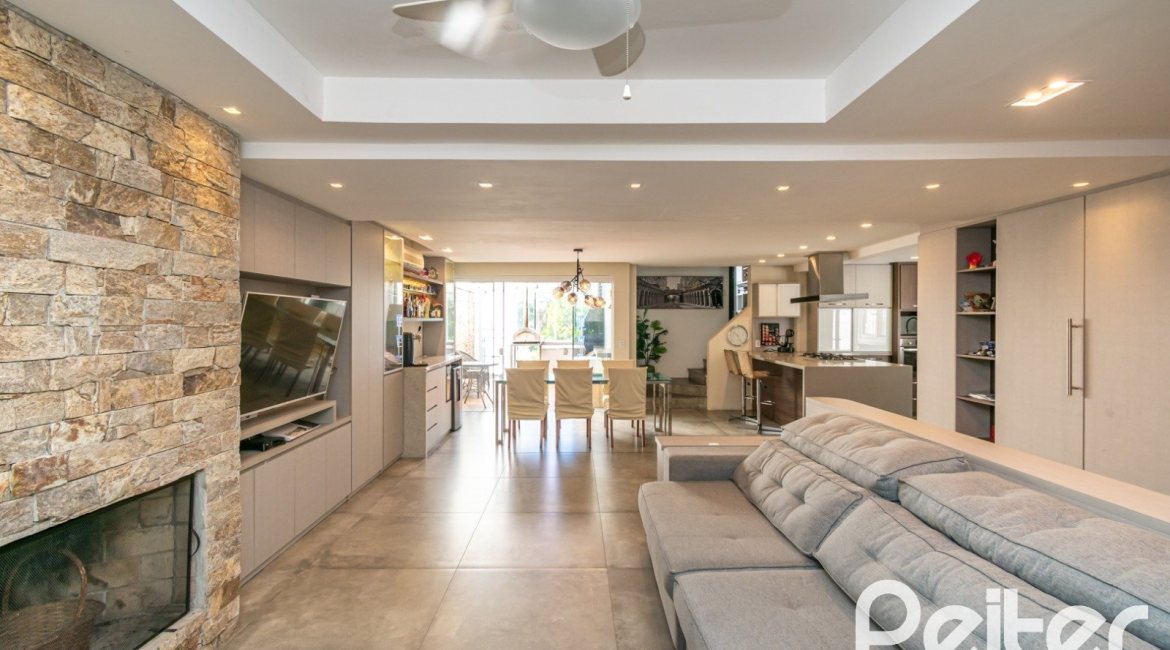 Casa em Condomínio à venda com 229m², 3 dormitórios, 1 suíte, 3 vagas, no bairro Tristeza em Porto Alegre