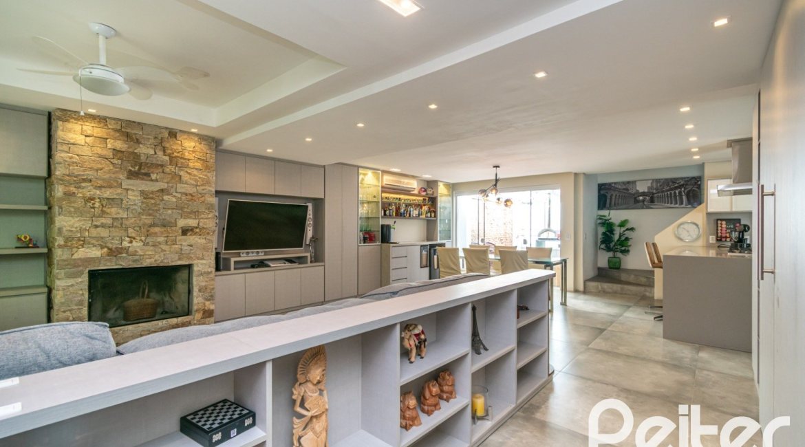 Casa em Condomínio à venda com 229m², 3 dormitórios, 1 suíte, 3 vagas, no bairro Tristeza em Porto Alegre