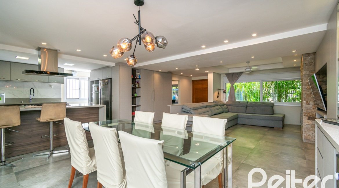 Casa em Condomínio à venda com 229m², 3 dormitórios, 1 suíte, 3 vagas, no bairro Tristeza em Porto Alegre