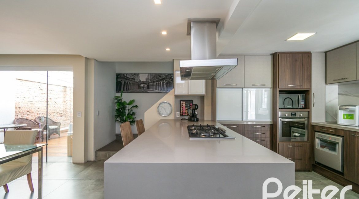 Casa em Condomínio à venda com 229m², 3 dormitórios, 1 suíte, 3 vagas, no bairro Tristeza em Porto Alegre