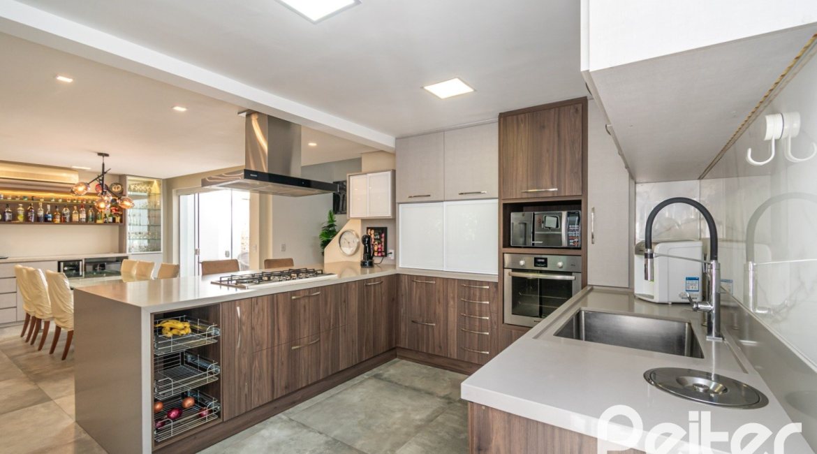 Casa em Condomínio à venda com 229m², 3 dormitórios, 1 suíte, 3 vagas, no bairro Tristeza em Porto Alegre