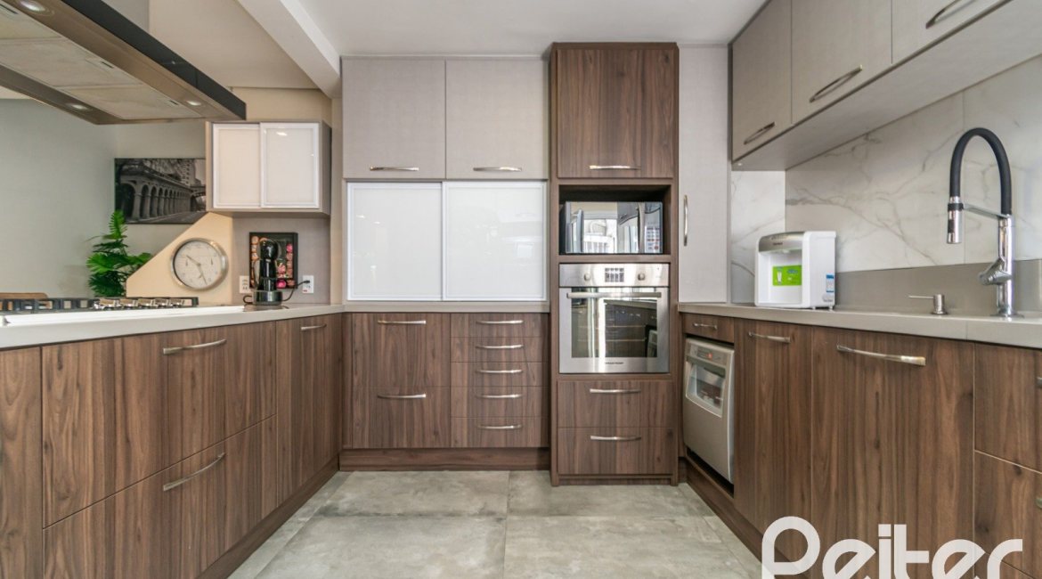 Casa em Condomínio à venda com 229m², 3 dormitórios, 1 suíte, 3 vagas, no bairro Tristeza em Porto Alegre