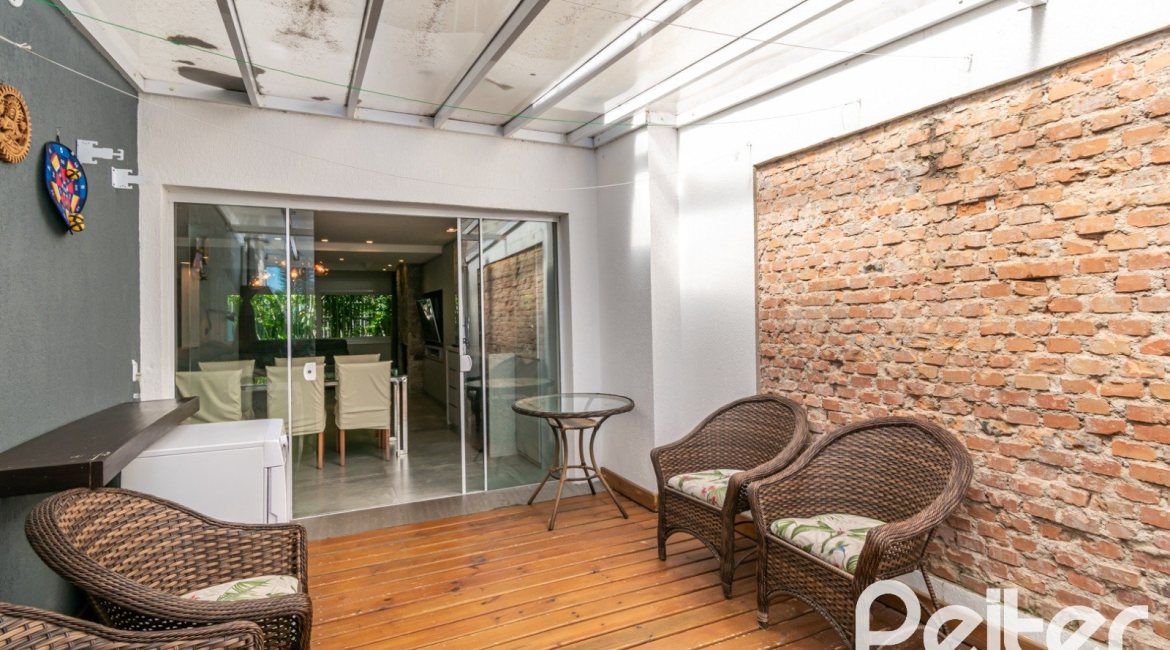 Casa em Condomínio à venda com 229m², 3 dormitórios, 1 suíte, 3 vagas, no bairro Tristeza em Porto Alegre