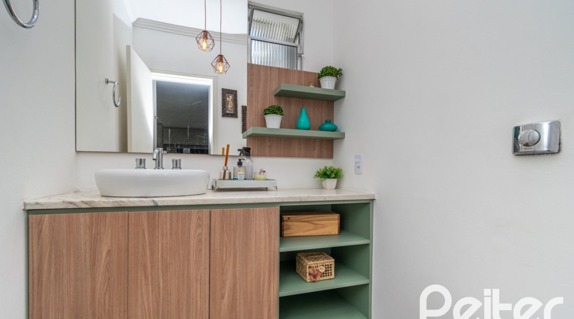 Casa em Condomínio à venda com 229m², 3 dormitórios, 1 suíte, 3 vagas, no bairro Tristeza em Porto Alegre