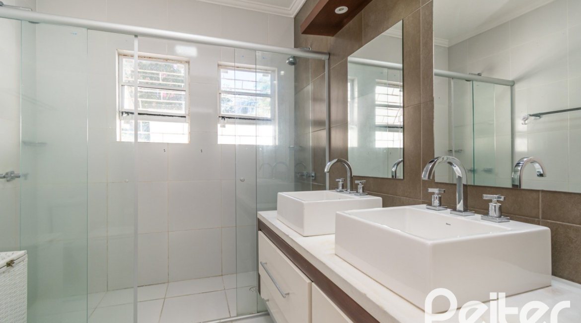 Casa em Condomínio à venda com 229m², 3 dormitórios, 1 suíte, 3 vagas, no bairro Tristeza em Porto Alegre