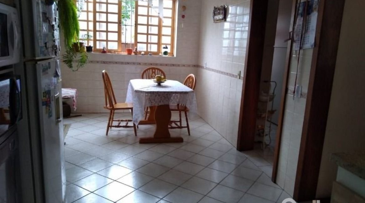 Casa à venda com 400m², 6 dormitórios, 1 suíte, 2 vagas, no bairro Tristeza em Porto Alegre