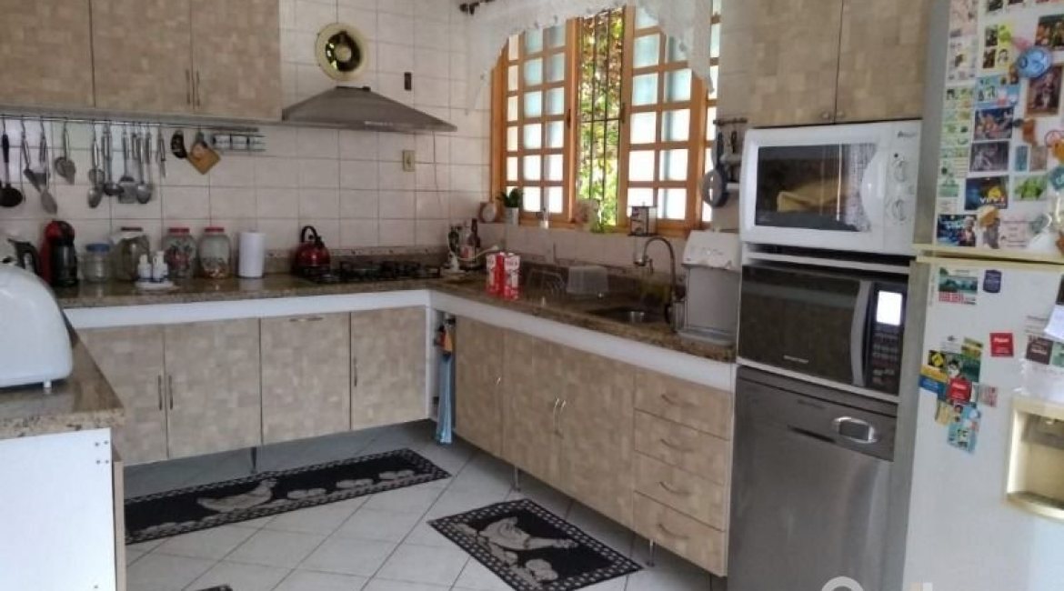 Casa à venda com 400m², 6 dormitórios, 1 suíte, 2 vagas, no bairro Tristeza em Porto Alegre