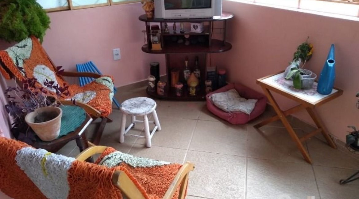 Casa à venda com 400m², 6 dormitórios, 1 suíte, 2 vagas, no bairro Tristeza em Porto Alegre