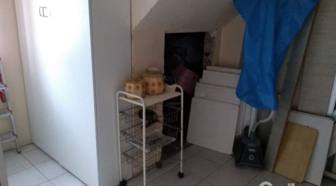 Casa à venda com 400m², 6 dormitórios, 1 suíte, 2 vagas, no bairro Tristeza em Porto Alegre