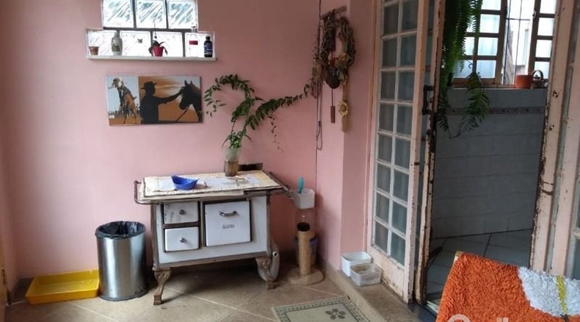 Casa à venda com 400m², 6 dormitórios, 1 suíte, 2 vagas, no bairro Tristeza em Porto Alegre