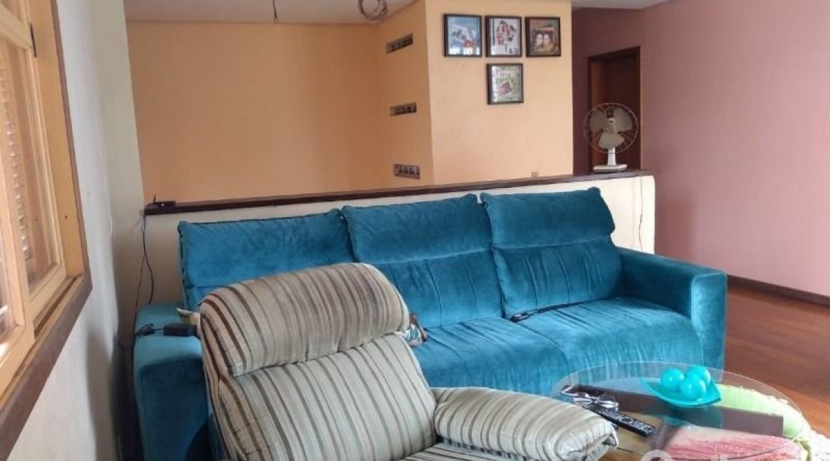 Casa à venda com 400m², 6 dormitórios, 1 suíte, 2 vagas, no bairro Tristeza em Porto Alegre