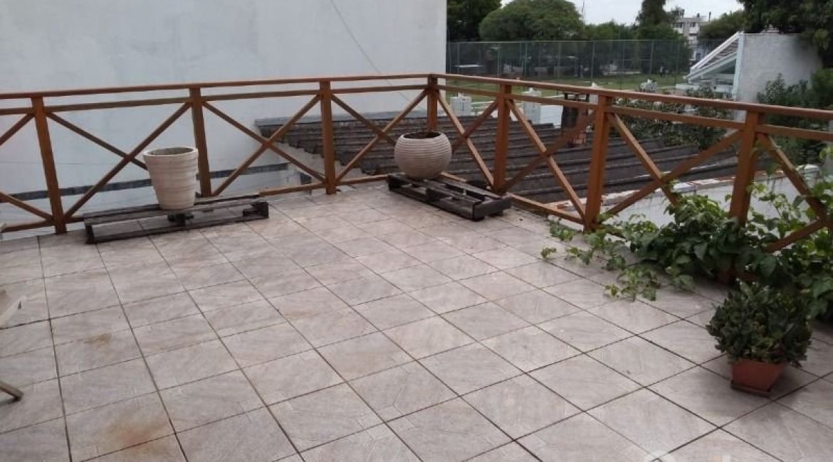 Casa à venda com 400m², 6 dormitórios, 1 suíte, 2 vagas, no bairro Tristeza em Porto Alegre