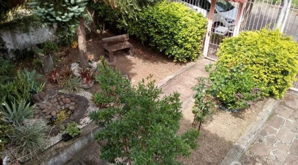 Casa à venda com 400m², 6 dormitórios, 1 suíte, 2 vagas, no bairro Tristeza em Porto Alegre