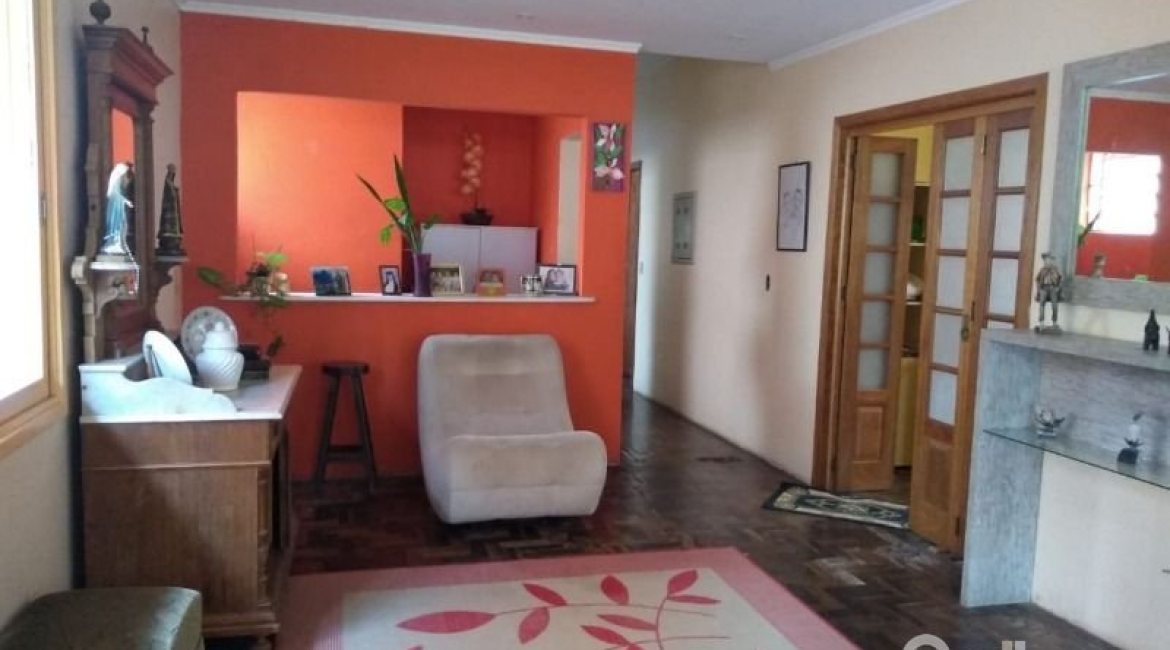 Casa à venda com 400m², 6 dormitórios, 1 suíte, 2 vagas, no bairro Tristeza em Porto Alegre