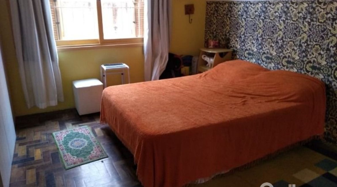 Casa à venda com 400m², 6 dormitórios, 1 suíte, 2 vagas, no bairro Tristeza em Porto Alegre