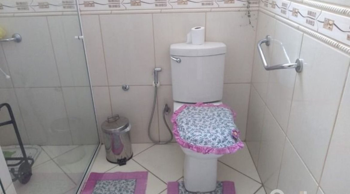 Casa à venda com 400m², 6 dormitórios, 1 suíte, 2 vagas, no bairro Tristeza em Porto Alegre