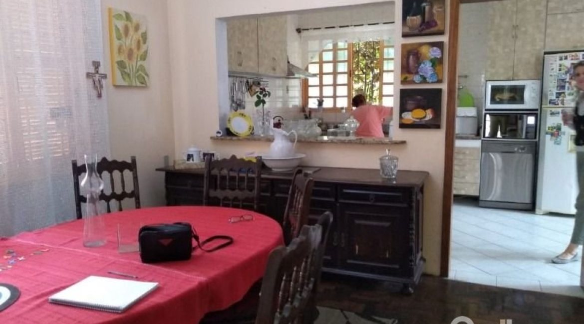 Casa à venda com 400m², 6 dormitórios, 1 suíte, 2 vagas, no bairro Tristeza em Porto Alegre