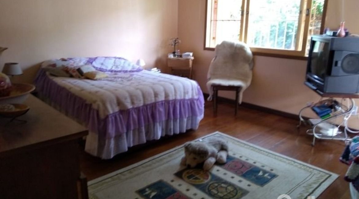 Casa à venda com 400m², 6 dormitórios, 1 suíte, 2 vagas, no bairro Tristeza em Porto Alegre