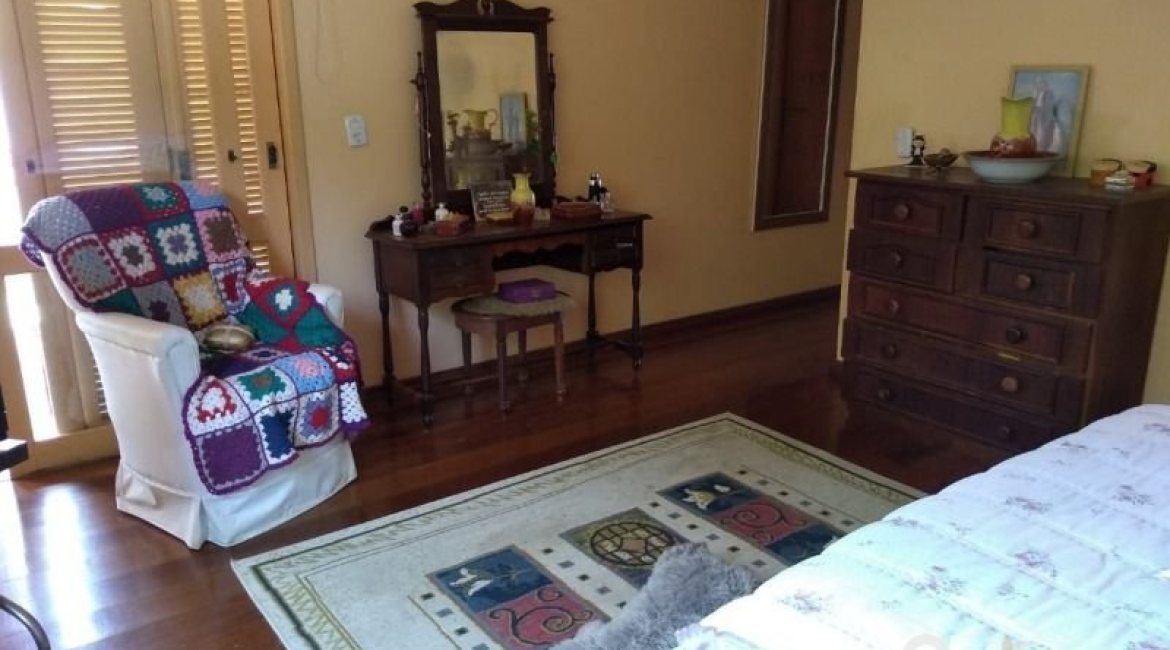 Casa à venda com 400m², 6 dormitórios, 1 suíte, 2 vagas, no bairro Tristeza em Porto Alegre