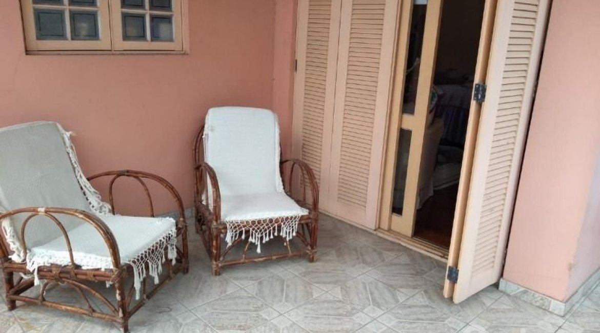 Casa à venda com 400m², 6 dormitórios, 1 suíte, 2 vagas, no bairro Tristeza em Porto Alegre