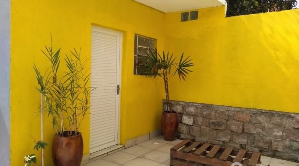 Casa à venda com 400m², 6 dormitórios, 1 suíte, 2 vagas, no bairro Tristeza em Porto Alegre