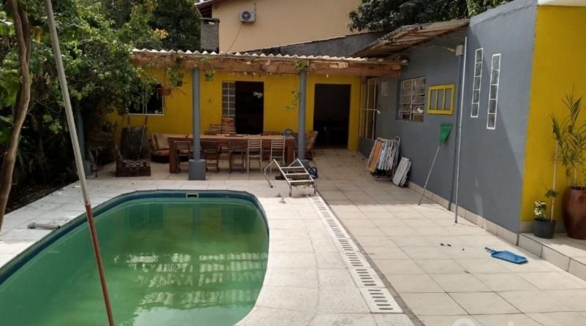 Casa à venda com 400m², 6 dormitórios, 1 suíte, 2 vagas, no bairro Tristeza em Porto Alegre