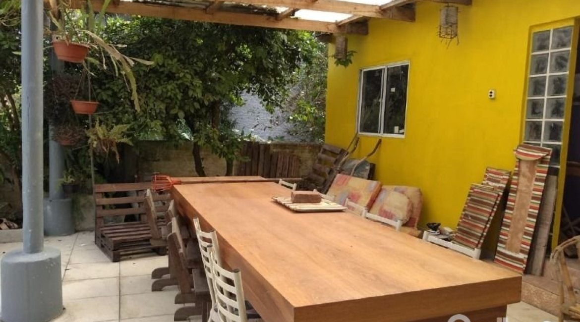 Casa à venda com 400m², 6 dormitórios, 1 suíte, 2 vagas, no bairro Tristeza em Porto Alegre