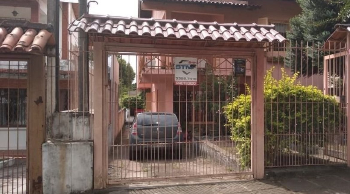 Casa à venda com 400m², 6 dormitórios, 1 suíte, 2 vagas, no bairro Tristeza em Porto Alegre