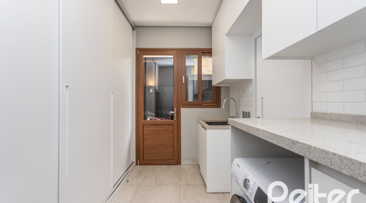 Casa em Condomínio à venda com 608m², 5 dormitórios, 5 suítes, 3 vagas, no bairro Terra Ville em PORTO ALEGRE