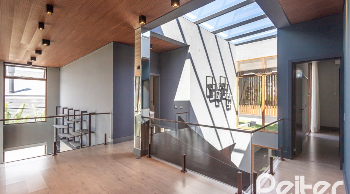 Casa em Condomínio à venda com 608m², 5 dormitórios, 5 suítes, 3 vagas, no bairro Terra Ville em PORTO ALEGRE