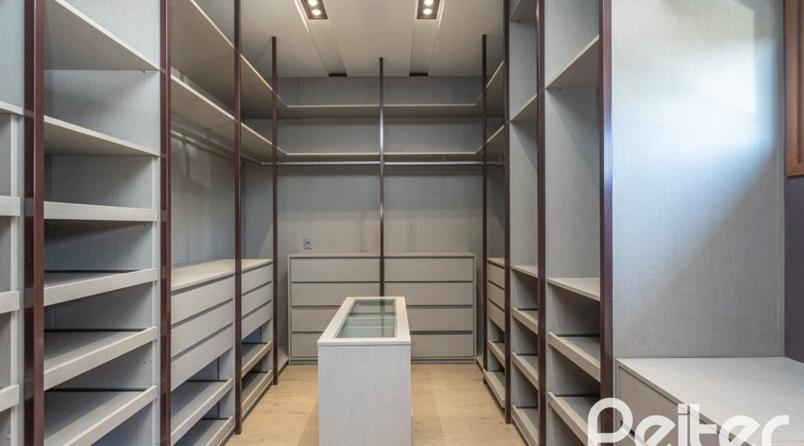 Casa em Condomínio à venda com 608m², 5 dormitórios, 5 suítes, 3 vagas, no bairro Terra Ville em PORTO ALEGRE