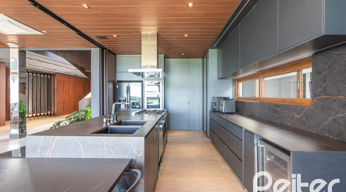 Casa em Condomínio à venda com 608m², 5 dormitórios, 5 suítes, 3 vagas, no bairro Terra Ville em PORTO ALEGRE